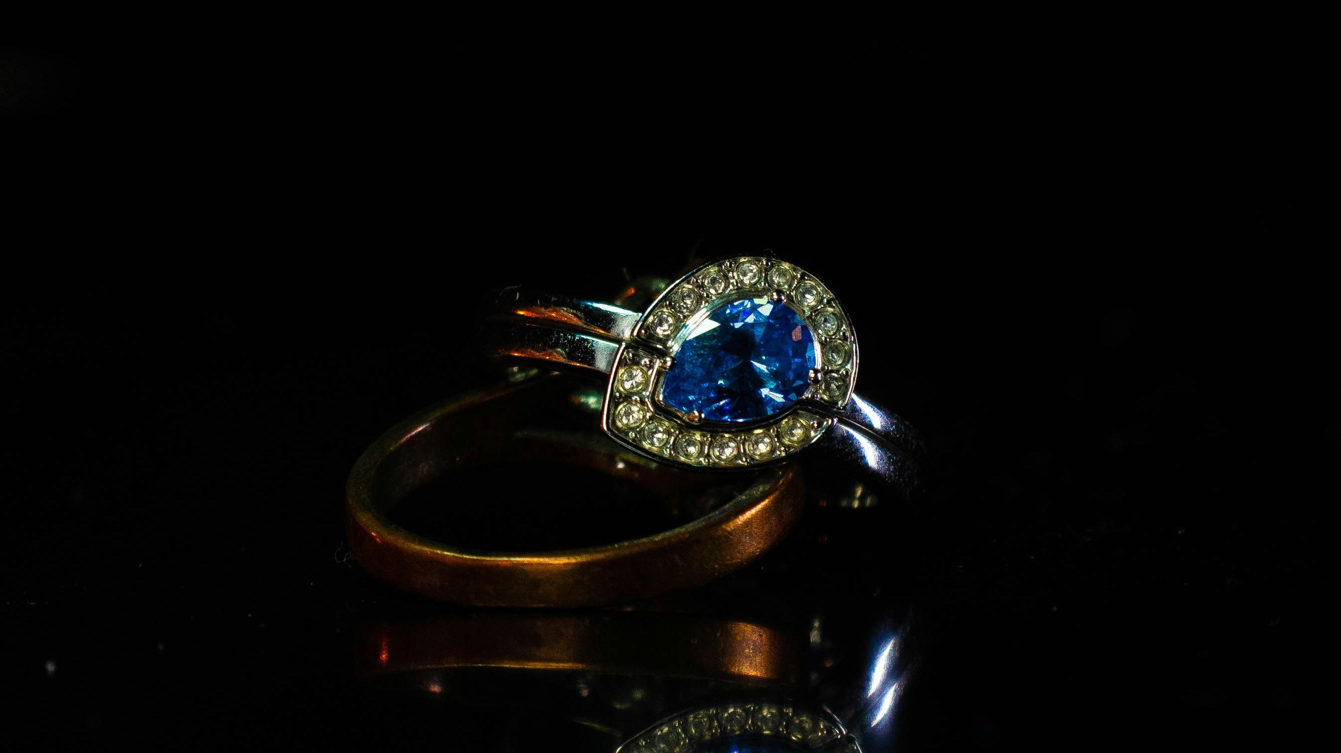 Pear-Shaped Ring: A Guide to Unique Wearing - Loveden Jewelry